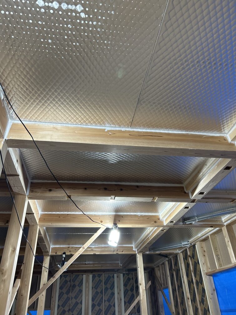 断熱材は、生かすも殺すも気密次第！